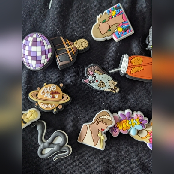 Taylor Swift T-Shirt and Croc Charms bundle - Picture 5 of 5